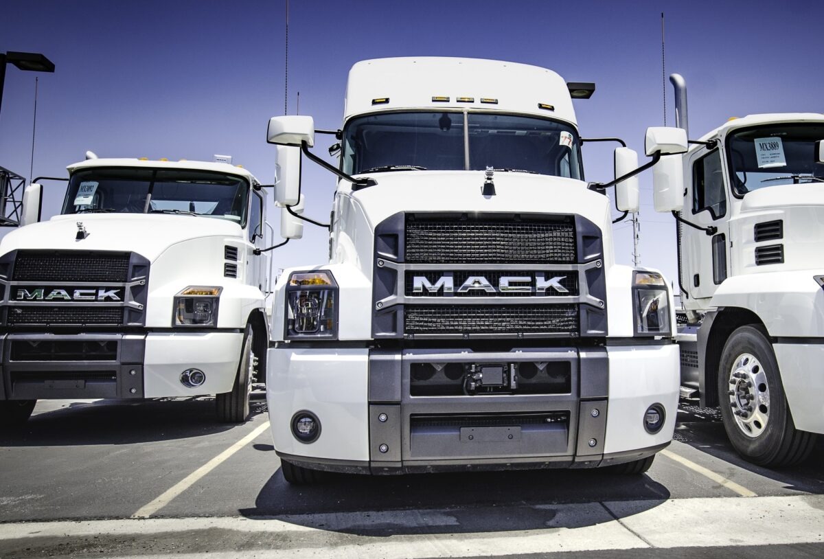 Mack Trucks settles with UAW on longer agreement